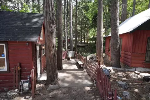 Exterior - 25020 Moon Dr, Crestline, CA 92325 photo 5 of 8
