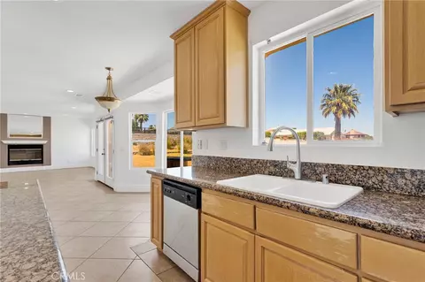 Kitchen - 16245 Ridge View Dr, Apple Valley, CA 92307 photo 3 of 6