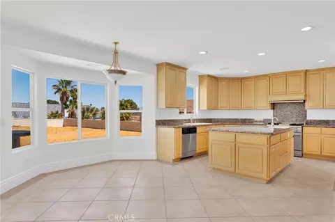 Kitchen - 16245 Ridge View Dr, Apple Valley, CA 92307 photo 4 of 6