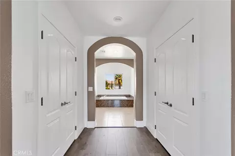 Entry Way - 16245 Ridge View Dr, Apple Valley, CA 92307 photo 12 of 14
