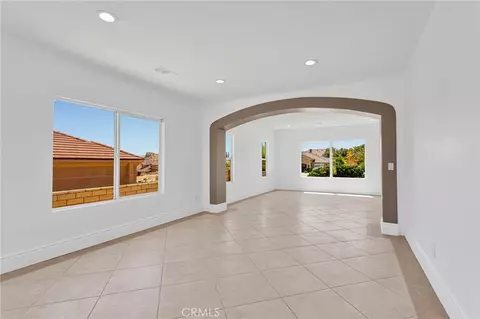 Living - 16245 Ridge View Dr, Apple Valley, CA 92307 photo 2 of 7
