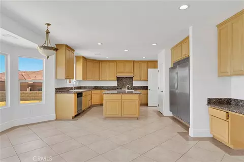 Kitchen - 16245 Ridge View Dr, Apple Valley, CA 92307 photo 5 of 6