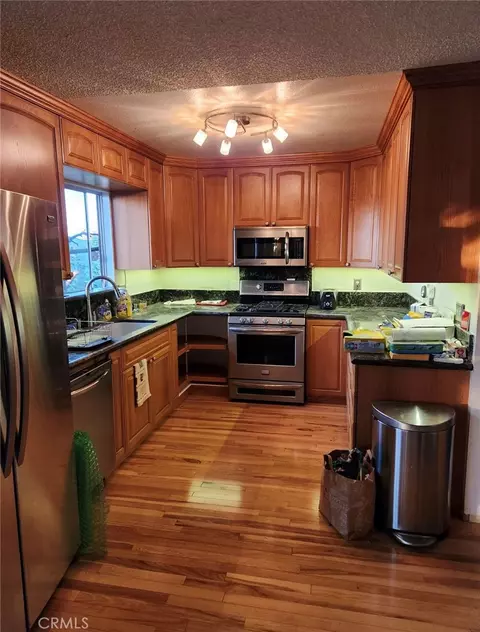 24066 Lakeview Dr, Crestline, CA 92325