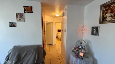 Entry Way - 16087 Spruce, Hesperia, CA 92345 photo 3 of 4
