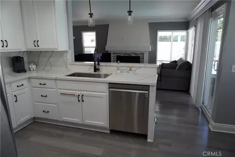 Kitchen - 10406 Sandstone Ct, Mentone, CA 92359 photo 4 of 7