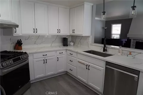 Kitchen - 10406 Sandstone Ct, Mentone, CA 92359 photo 5 of 7