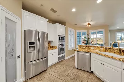 Kitchen - 7381 Cygnet Rd, Phelan, CA 92371 photo 2 of 6