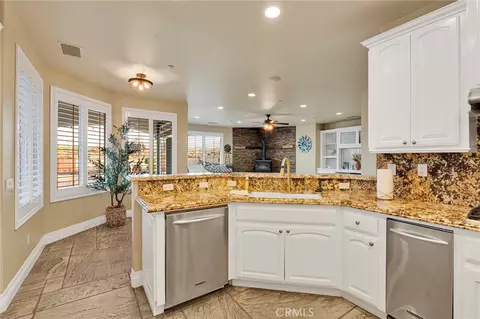 Kitchen - 7381 Cygnet Rd, Phelan, CA 92371 photo 4 of 6