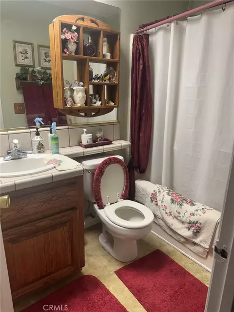 Bath - 14932 Shady Elm Ln, Helendale, CA 92342 photo 1 of 3