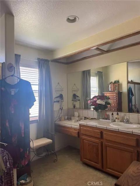 Bath - 14932 Shady Elm Ln, Helendale, CA 92342 photo 3 of 3