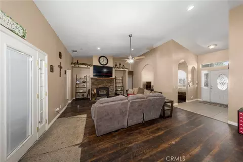Entry Way - 11671 Desert Vw, Pinon Hills, CA 92372 photo 4 of 6