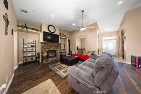 Entry Way - 11671 Desert Vw, Pinon Hills, CA 92372 photo 5 of 6