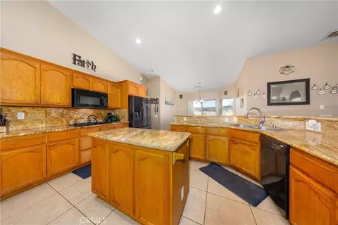 Kitchen - 11671 Desert Vw, Pinon Hills, CA 92372 photo 4 of 5