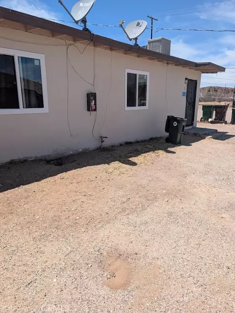 1390 Riverside Dr, Barstow, CA 92311 photo 3