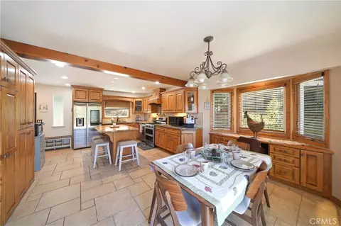Kitchen - 26210 Circle Dr, Lake Arrowhead, CA 92352 photo 5 of 7