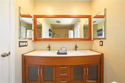 Bath - 26210 Circle Dr, Lake Arrowhead, CA 92352 photo 5 of 6