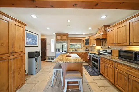 Kitchen - 26210 Circle Dr, Lake Arrowhead, CA 92352 photo 4 of 7