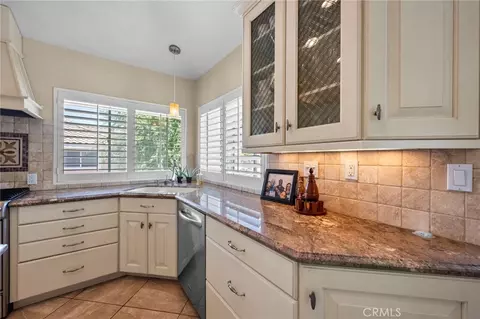 Kitchen - 497 Bannister Way #B, Simi Valley, CA 93065 photo 5 of 7
