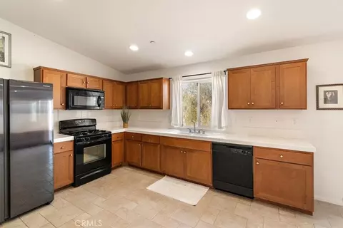 Kitchen - 905 Broadway, Barstow, CA 92311 photo 2 of 2