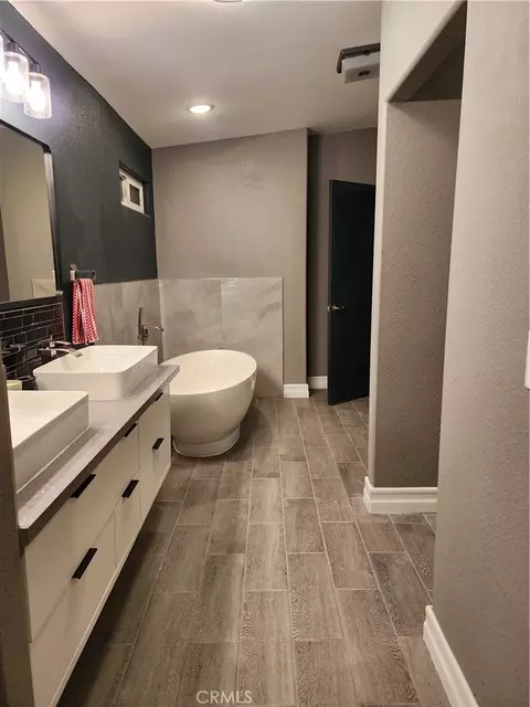 Bath - 404 D St, Needles, CA 92363 photo 1 of 7
