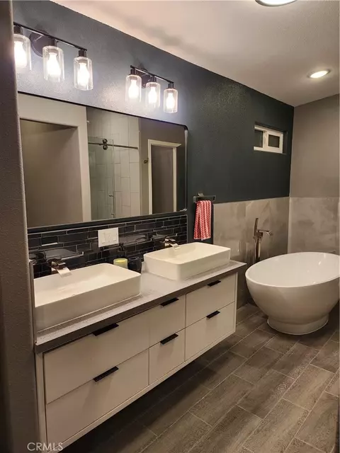 Bath - 404 D St, Needles, CA 92363 photo 2 of 7
