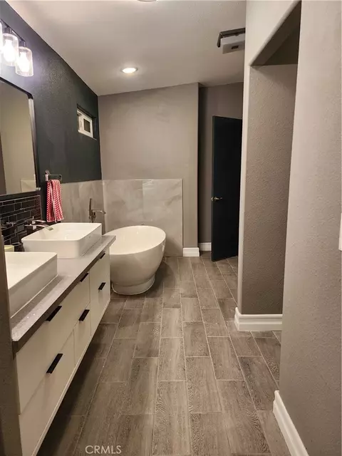Bath - 404 D St, Needles, CA 92363 photo 1 of 7