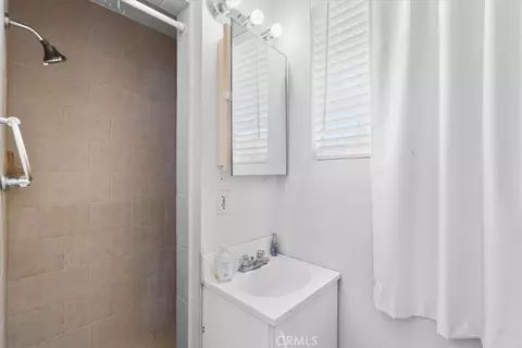 Bath - 3974 5th St, Riverside, CA 92501 photo 3 of 4