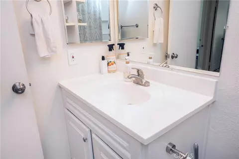 Bath - 1237 S Althea Ave, Rialto, CA 92376 photo 3 of 6
