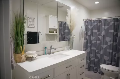 Bath - 1591 W Persimmon, Rialto, CA 92377 photo 2 of 2