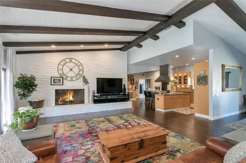 Living - 15201 Pocahantas, Apple Valley, CA 92307 photo 2 of 3