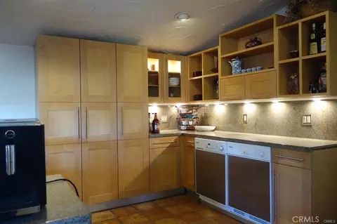 Kitchen - 15201 Pocahantas, Apple Valley, CA 92307 photo 5 of 6