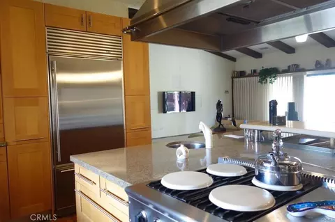 Kitchen - 15201 Pocahantas, Apple Valley, CA 92307 photo 3 of 6