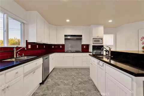 Kitchen - 18663 Mojave St, Hesperia, CA 92345 photo 2 of 6