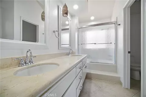 Bath - 8 Magellan Aisle, Irvine, CA 92620 photo 3 of 4
