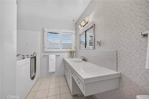 Bath - 543 Ranch Ln, Glendora, CA 91741 photo 2 of 4
