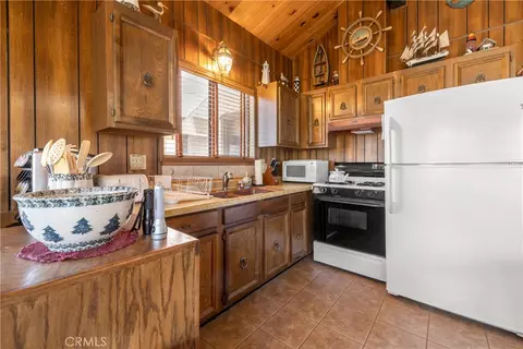 Kitchen - 841 Menlo Dr, Big Bear Lake, CA 92315 photo 1 of 1