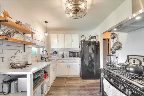 Kitchen - 550 W Laurel, Colton, CA 92324 photo 2 of 4