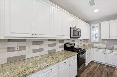 Kitchen - 25377 Temescal Valley Ln, Corona, CA 92883 photo 3 of 4