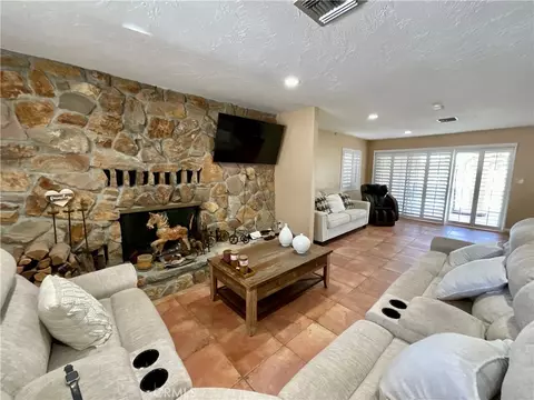 Living - 14913 Blue Grass, Helendale, CA 92342 photo 6 of 6