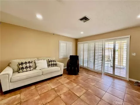 Living - 14913 Blue Grass, Helendale, CA 92342 photo 4 of 6