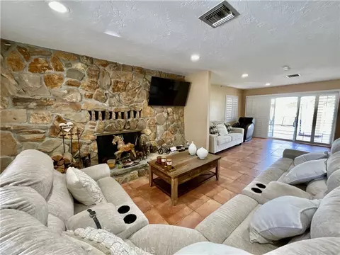 Living - 14913 Blue Grass, Helendale, CA 92342 photo 3 of 6