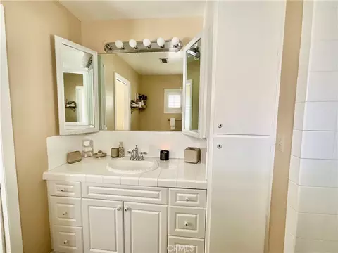 Bath - 14913 Blue Grass, Helendale, CA 92342 photo 4 of 12
