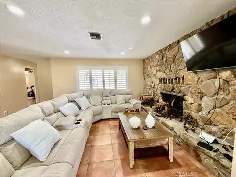 Living - 14913 Blue Grass, Helendale, CA 92342 photo 2 of 6