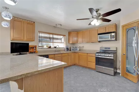 Kitchen - 11470 Hawthorne, Hesperia, CA 92345 photo 2 of 4