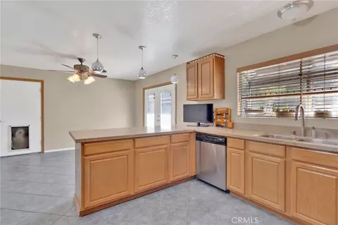 Kitchen - 11470 Hawthorne, Hesperia, CA 92345 photo 3 of 4