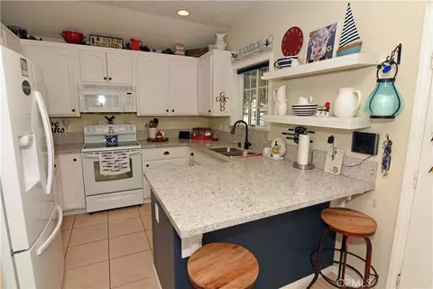 Kitchen - 11620 Ridgemark Rd, Apple Valley, CA 92308 photo 3 of 5