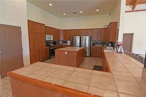 Kitchen - 11620 Ridgemark Rd, Apple Valley, CA 92308 photo 4 of 5