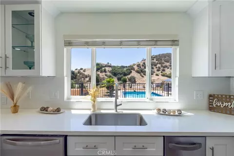 Kitchen - 12938 Lupine Ct, Yucaipa, CA 92399 photo 5 of 6