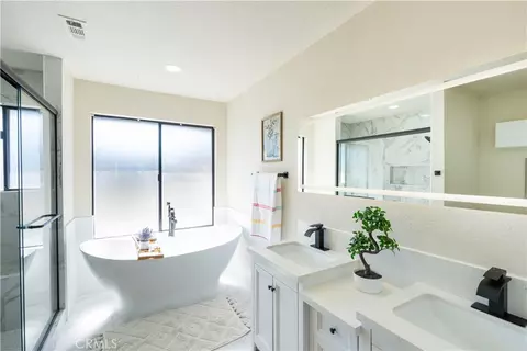 Bath - 12938 Lupine Ct, Yucaipa, CA 92399 photo 2 of 3