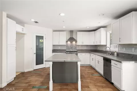 Kitchen - 15556 Skylark, Fontana, CA 92336 photo 3 of 4